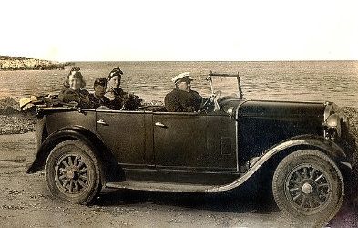 Archive photo of Spiros Americanos driving a taxi